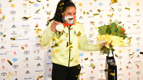 Deborah Levi bei der Ankunft am Frankfurter Flughafen nach den Olympischen Winterspielen in Peking Deborah Levi bei der Ankunft am Frankfurter Flughafen nach den Olympischen Winterspielen in Peking