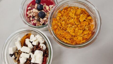 Selbst kreierte Snacks in der Auslage der Frühstückstheke Selbst kreierte Snacks in der Auslage der Frühstückstheke