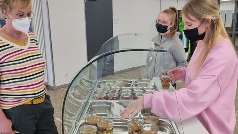 Die Schülerinnen verkaufen ihre selbst kreierten Snacks an der Frühstückstheke Die Schülerinnen verkaufen ihre selbst kreierten Snacks an der Frühstückstheke