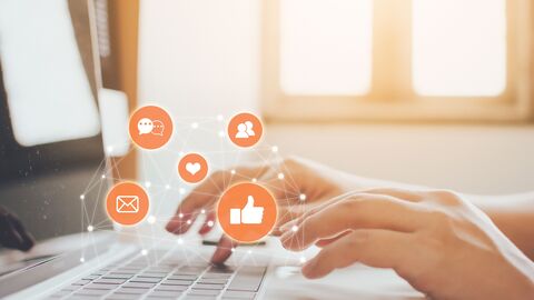 Tippende Hände am Laptob