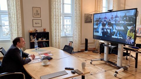 Kultusminister Lorz tauscht sich mit Schülerinnen und Schülern der GSS Bensheim aus Kultusminister Lorz tauscht sich mit Schülerinnen und Schülern der GSS Bensheim aus