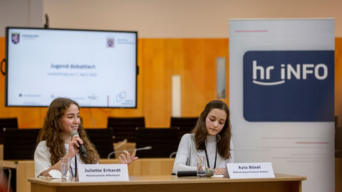 Hessische Schülerinnen nehmen am Landesfinale von Jugend debattiert teil