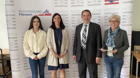 Kultusminister Lorz zeichnet Goetheschule Groß-Gerau für erstklassige berufliche Orientierung aus Gruppenfoto: Kultusminister Lorz zeichnet Goetheschule Groß-Gerau für erstklassige berufliche Orientierung aus