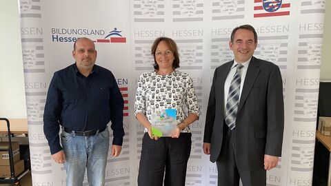 Gruppenfoto: Kultusminister Lorz zeichnet Gallus-Schule Grünberg für erstklassige berufliche Orientierung aus