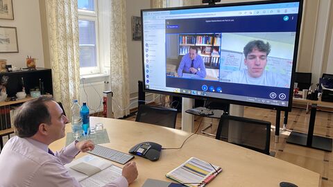 Kultusminister Lorz diskutiert mit Schülerinnen und Schülern der Beruflichen Schulen Groß-Gerau Kultusminister Lorz diskutiert mit Schülerinnen und Schülern der Beruflichen Schulen Groß-Gerau
