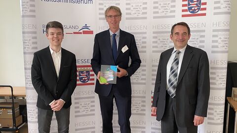 Kultusminister Lorz zeichnet Internatsschule Schloss Hansenberg für erstklassige berufliche Orientierung aus Gruppenfoto: Kultusminister Lorz zeichnet Internatsschule Schloss Hansenberg für erstklassige berufliche Orientierung aus