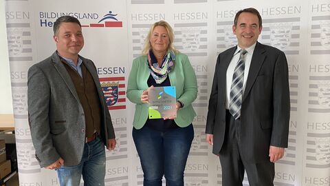 Kultusminister Lorz zeichnet Frankfurter Schule am Mainbogen für erstklassige berufliche Orientierung aus Gruppenfoto: Kultusminister Lorz zeichnet Frankfurter Schule am Mainbogen für erstklassige berufliche Orientierung aus