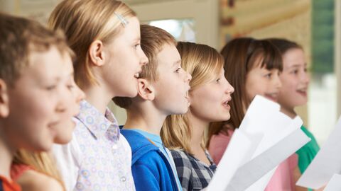 Kinder singen im Chor