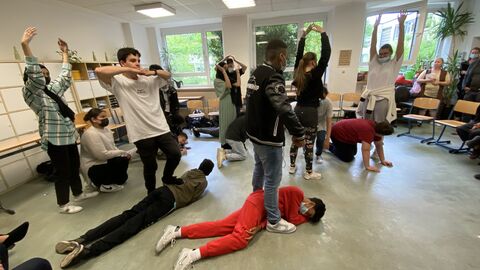 Schülerinnen und Schüler beim Theater-Workshop