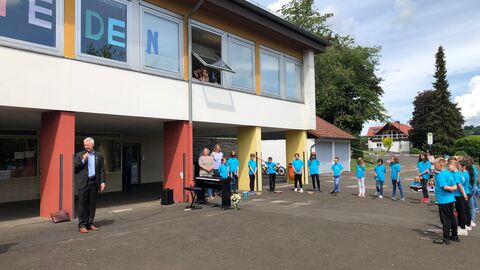 Staatssekretär Lösel informiert sich über Förderangebote an der Grundschule Feldatal Staatssekretär Lösel informiert sich über Förderangebote an der Grundschule Feldatal