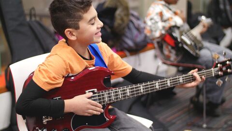 Junge spielt Gitarre