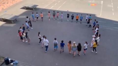 Kinder stehen in einem Kreis