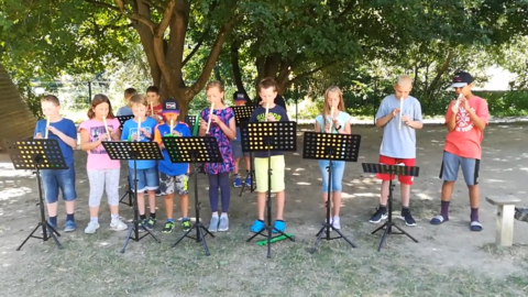 Schüler und Schülerinnen der Frauenwaldschule in Bad Nauheim spielen Flöte
