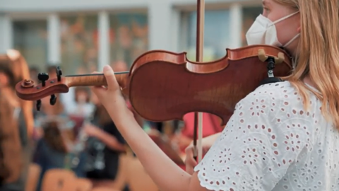 Mädchen mit Maske spielt Geige