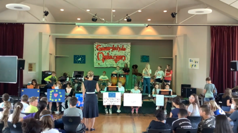 Bühne mit Schüler:innen der Gesamtschule Melsungen