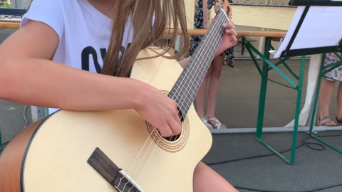 Mädchen spielt Gitarre