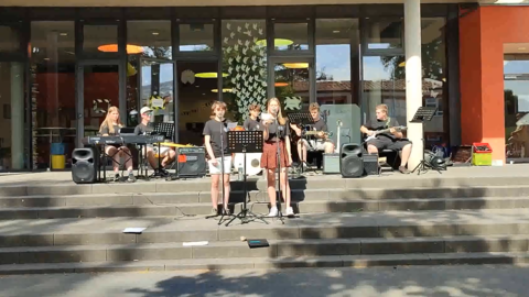 Singende und musizierende Schülerinnen und Schüler der Heinrich Grupe Schule in Grebenstein