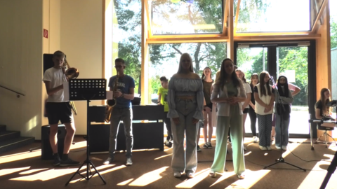Schüler und Schülerinnen singen und musizieren