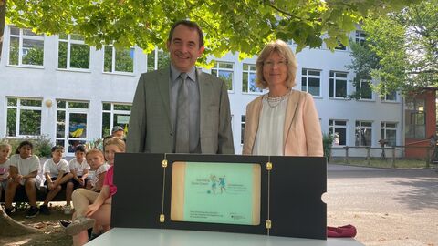 Aufnahme von Kultusminister Prof. Dr. R. Alexander Lorz und Schulleiterin Barbara Kessler