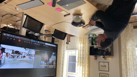 Kultusminister Lorz unterhält sich mit Schülerinnen und Schülern der Schillerschule Bensheim Kultusminister Lorz unterhält sich mit Schülerinnen und Schülern der Schillerschule Bensheim