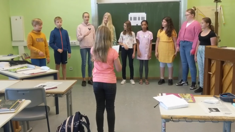 Singende Schüler und Schülerinnen