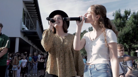 Zwei singende Schülerinnen der Wilhelm von Oranien Schule