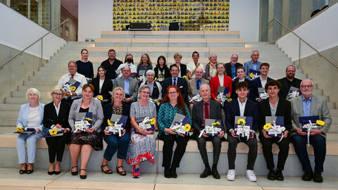 Gruppenbildund Würdigung Ehrenamtliches Engagement an Schulen Gruppenbildund Würdigung Ehrenamtliches Engagement an Schulen