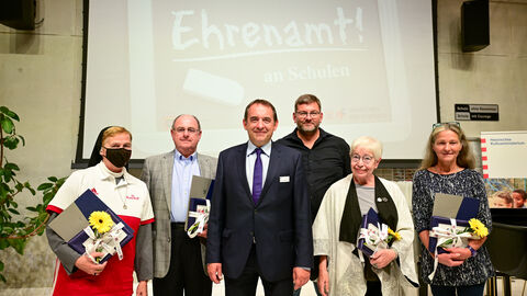 Kultusminister Lorz würdigt ehrenamtliches Engagement an Schulen Kultusminister Lorz würdigt ehrenamtliches Engagement an Schulen