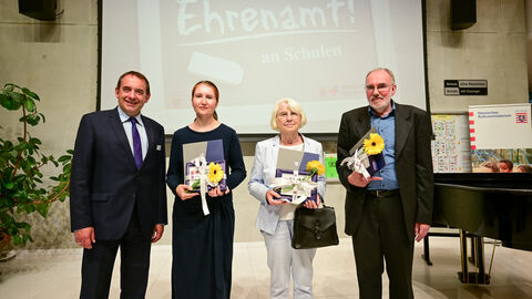 Kultusminister Lorz würdigt ehrenamtliches Engagement an Schulen Kultusminister Lorz würdigt ehrenamtliches Engagement an Schulen