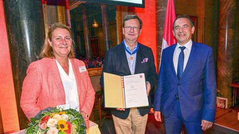 Kultusminister Lorz und Gerald Kink nebeneinander mit der Urkunde.