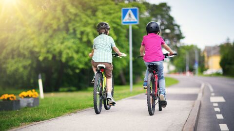 Zwei Kinder fahren Fahrrad. Zwei Kinder fahren Fahrrad.