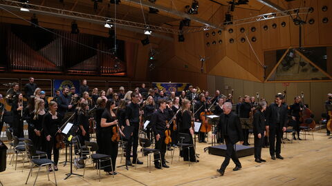 Musikerinnen und Musiker der Diltheyschule Wiesbaden, der Eichendorffschule Kelkheim und der Liebigschule Gießen beim Abschlusskonzert