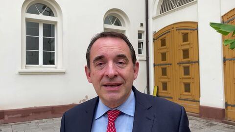 Kultusminister Lorz spricht in die Kamera