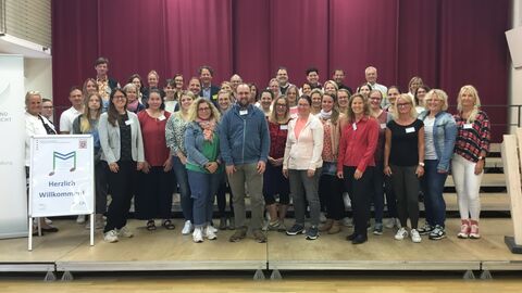 Die Teilnehmerinnen und Teilnehmer der Fortbildungsreihe „Musik unterrichten in der Grundschule" Die Teilnehmerinnen und Teilnehmer der Fortbildungsreihe „Musik unterrichten in der Grundschule"