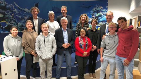 Staatssekretär Lösel informiert sich über spanisches Theaterprojekt der Hessenwaldschule Weiterstadt Staatssekretär Lösel informiert sich über spanisches Theaterprojekt der Hessenwaldschule Weiterstadt