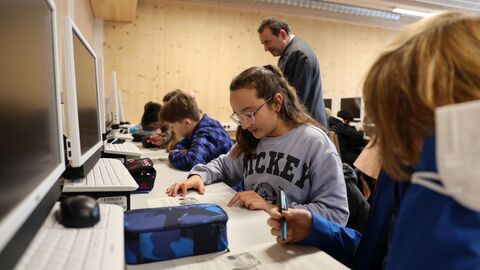 Neues Schulfach „Digitale Welt“ nimmt Fahrt auf Schülerinnen und Schüler im Unterricht vor Computer-Bildschirmen
