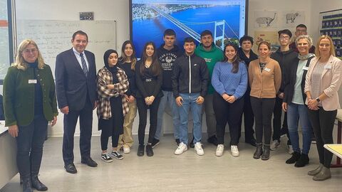 Kultusminister Lorz mit Schülerinnen und Schülern der Humboldt-Schule in Rüsselsheim