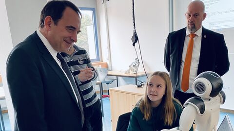 Kultusminister Lorz besucht digitale Vorreiterschulen im Lahn-Dill-Kreis Kultusminister Lorz besucht digitale Vorreiterschulen im Lahn-Dill-Kreis