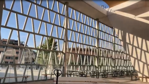 Blick auf die Außenwand der Schönsten Schule der Welt.