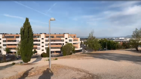 Blick auf ein Wohngebiet mit blauem Himmel, eine Laterne im Vordergrund