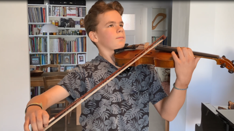 Joseph Maiwald spielt die Violine