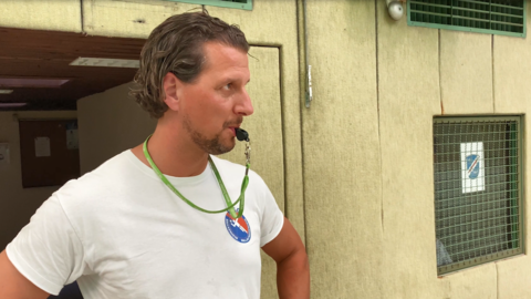 Gymnasiallehrer Gilles Lorenz beim Training der Handballmannschaft in der Turnhalle