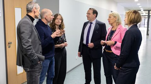Kultusminister Lorz und Digitalministerin Sinemus tauschen sich an der Carl-von-Weinberg-Schule in Frankfurt mit den Lehrkräften zum neuen Unterrichtsfach „Digitale Welt“ aus. Kultusminister Lorz und Digitalministerin Sinemus tauschen sich an der Carl-von-Weinberg-Schule in Frankfurt mit den Lehrkräften zum neuen Unterrichtsfach „Digitale Welt“ aus.