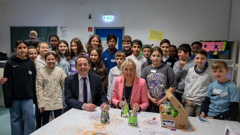Kultusminister Lorz und Digitalministerin Sinemus zu Besuch an der Carl-von-Weinberg-Schule in Frankfurt Kultusminister Lorz und Digitalministerin Sinemus zu Besuch an der Carl-von-Weinberg-Schule in Frankfurt