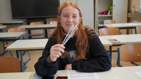 Schülerin mit Wattestäbchen für die Registrierung als Stammzellenspenderin