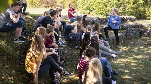 Schülerinnen und Schüler beim Besuch der Stiftung Adam von Trott, Imshausen e. V. Schülerinnen und Schüler beim Besuch der Stiftung Adam von Trott, Imshausen e. V.