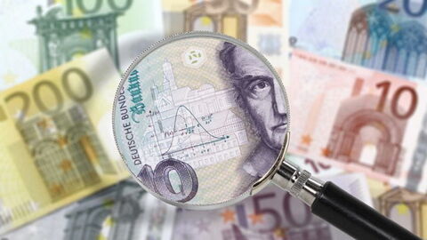 Euroscheine und unter der Lupe erscheint ein Deutsche Mark Schein