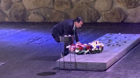 Kultusminister Lorz bei der Kranzniederlegung in der Halle der Erinnerung in Yad Vashem Kultusminister Lorz bei der Kranzniederlegung in der Halle der Erinnerung in Yad Vashem