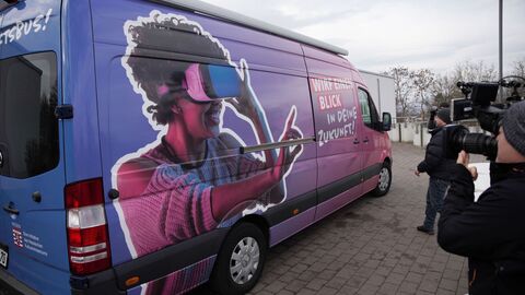 Startschuss für den Zukunftsbus Martin-Niemöller-Schule in Wiesbaden