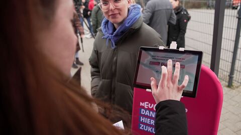 Startschuss für den Zukunftsbus Martin-Niemöller-Schule in Wiesbaden